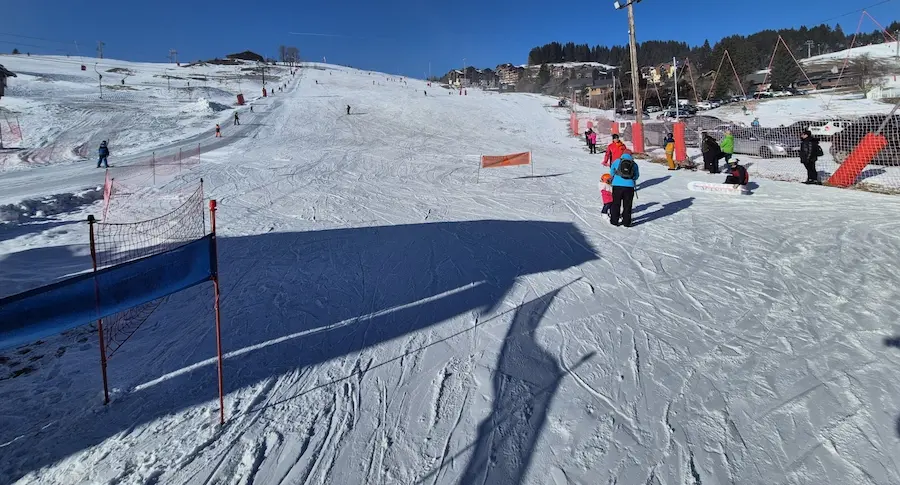 Manigod telt veel makkelijke skipistes. Jonge kinderen vinden het vaak fantastisch om helemaal zelf steeds opnieuw dezelfde piste te doen. Voor gevorderden heeft Manigod echter minder te bieden. © WintersportFrankrijkgids.nl