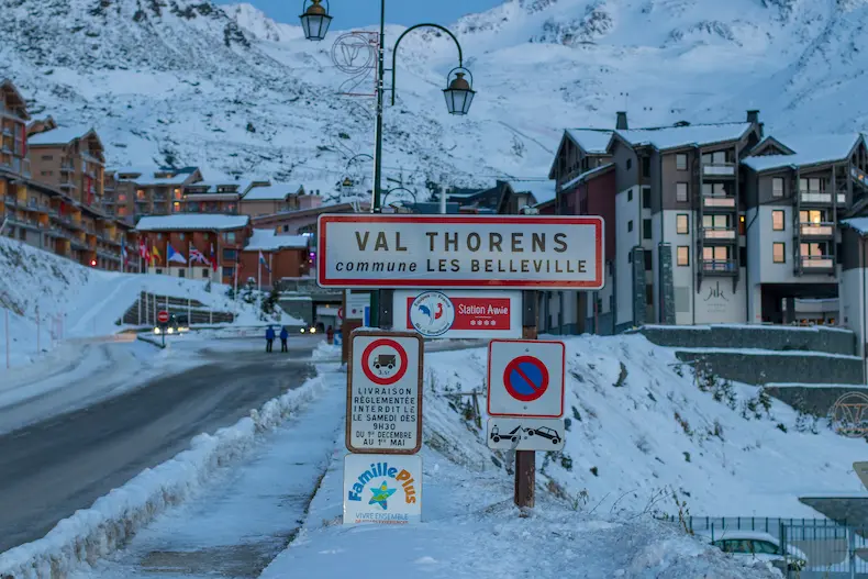 Pendelbus Frankrijk boeken: op wintersport met de buspendel 1 Waarom zou je zelf rijden naar Val Thorens als je ook een buspendel naar Val Thorens kunt boeken. © Ziyi Zhu / Unsplash