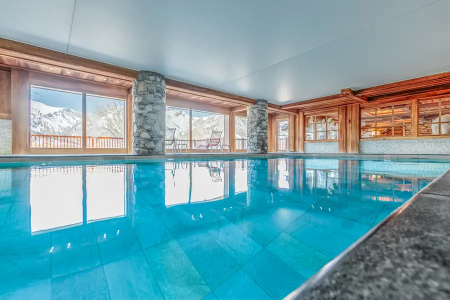 Les Chalets du Gypse in St. Martin de Belleville: luxe chalet-appartement aan de piste 2 Gasten van Chalet du Gypse in Saint-Martin de Belleville kunnen gebruik maken van het heerlijke zwembad. © GSI
