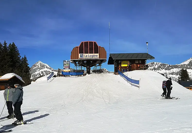 Op de top van de Mont Lachat komen alle skiliften uit het dal vanuit Crest-Voland en Cohennoz samen © Nico van Dijk / WintersportFrankrijkGids.nl