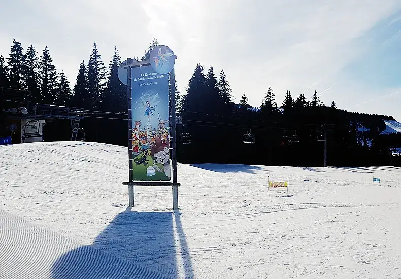 Op de top van de Mont Lachat in Crest-Voland / Cohennoz ligt het 'koninkrijk van de libelle-fee', een uitgebreid oefengebied voor kinderen. © Nico van Dijk / WintersportFrankrijkGids.nl