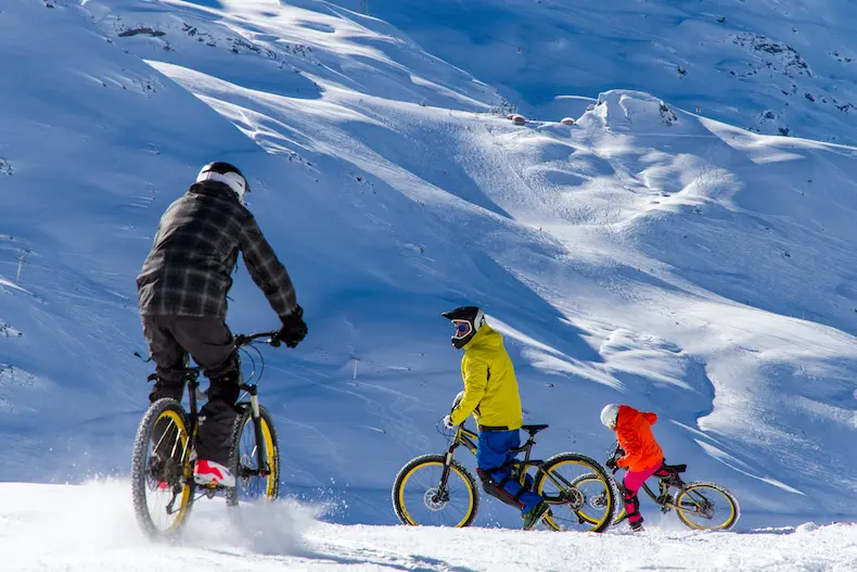 Dit zijn de 20 leukste activiteiten in Val Thorens 5 Een van de leuke activiteiten in Val Thorensis fatbiken in de sneeuw. © C. Cattin / OT Val Thorens