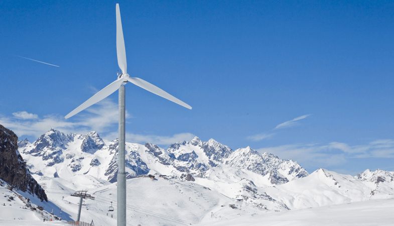 Met windmolens, zoals deze op de Prorel bij Briançon, zonnepanelen en waterkracht wil Serre Chevalier in 2023 30 procent van de energie voor skiliften duurzaam opwekken. © Thibaut Durand / OT Serre Chevalier Vallée Briançon