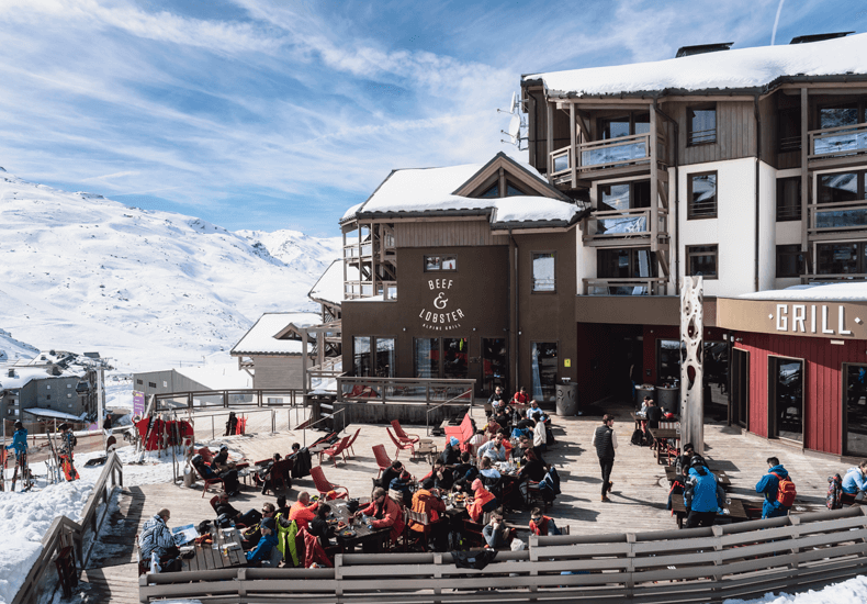 Le Hameau du Kashmir is een ski in ski out accommodatie aan de Plein Sud-piste in Val Thorens. Vanaf het terras bij het Beef & Lobster-restaurant heb je een prachtig uitzicht op de pistes en de bergen van Val Thorens. © Le Hameau du Kashmir / Stéphane Cande.
