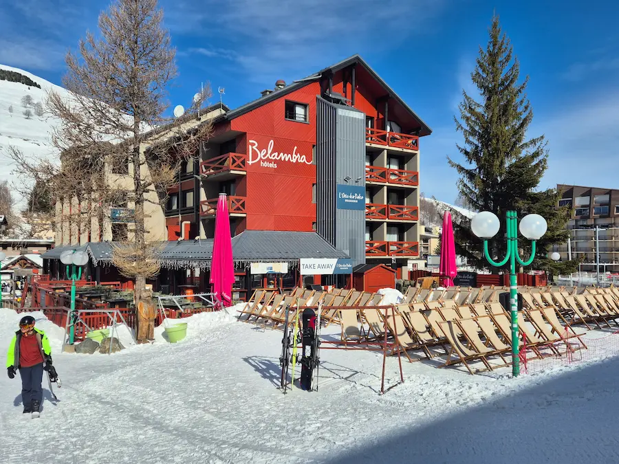 Het Bélambra Hotel L'Orée des Pistes ligt direct aan de pistes in Les Deux Alpes, direct naast het dalstation van de Jandri-gondel. Het is dus een echt ski in ski out hotel. © WintersportFrankrijkGids.nl