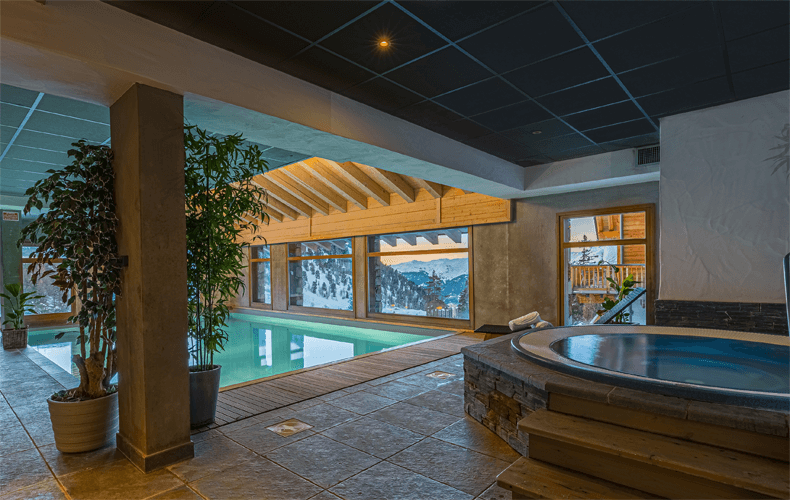 Hotel Carlina in Belle Plagne heeft een verwarmd binnenzwembad met bubbelbad, sauna en hammam. © Les Etincelles