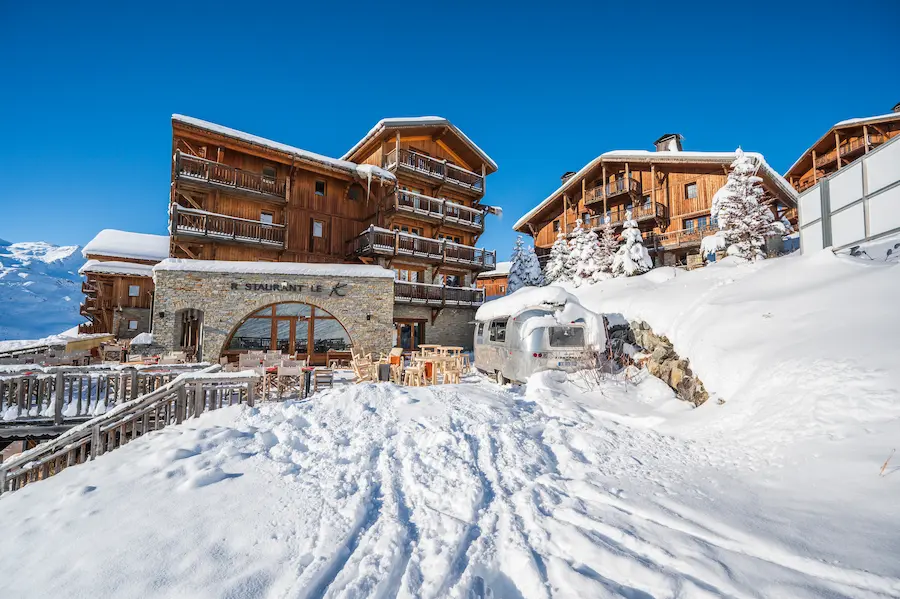 Chalet Hotel Kaya: 4 * ski in ski out wellnesshotel in Les Menuires 1 Hotel Kaya ligt aan de piste in de wijk Reberty in Les Menuires. OT Les Menuires / Vincent Lottenberg
