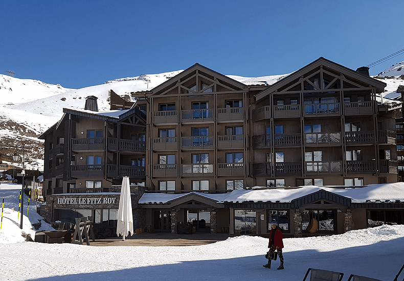 het 5 sterren hotel Le Fitz Roy ligt aan de Place Caron in het centrum van Val Thorens en is een ski in ski out hotel. © Wintersportfrankrijkgids.nl