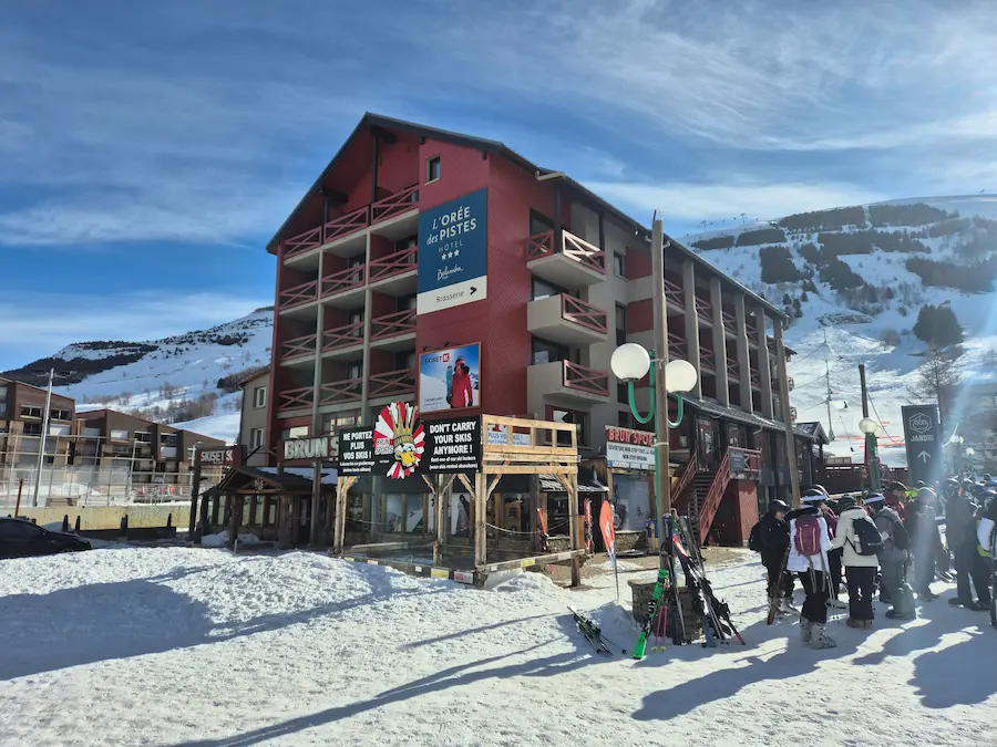 Het Hotel L'Orée des Pistes ligt aan het centrale plein in Les Deux Alpes. Rondom het hotel liggen veel restaurants, winkels en je vind er ook diverse shops voor skiverhuur. © WintersportFrankrijkGids.nl