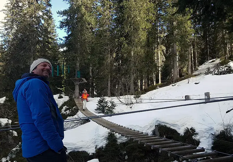 Eigenaar Pascal piekert er niet over om zelf door het klimbos van zijn Parc Accro tussen Crest-Voland en Les Saisies te klauteren. © Nico van Dijk / WintersportFrankrijkGids.nl
