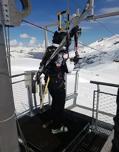 Dit zijn de 20 leukste activiteiten in Val Thorens 1 Zip-line La Bee in Val Thorens bestaat uit 3 verschillende etappes. Je neemt zelf je ski's mee op je rug. © Nico van Dijk / WintersportFrankrijkGids.nl