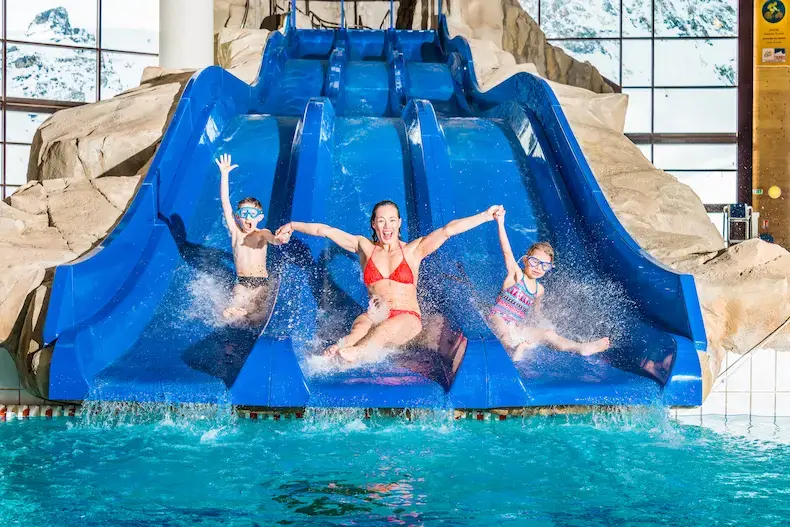 Le Lagon bestaat uit een recreatiebad, een bubbelbad met waterstroom, een peuterbad, drie grote glijbanen en een apart wellnessgedeelte. © Tignes / Andy Parant
