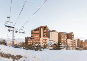 De appartementen in Les Bergers liggen vlakbij de skiliften in L'Alpe d'Huez. © Pierre et Vacances / Imagera