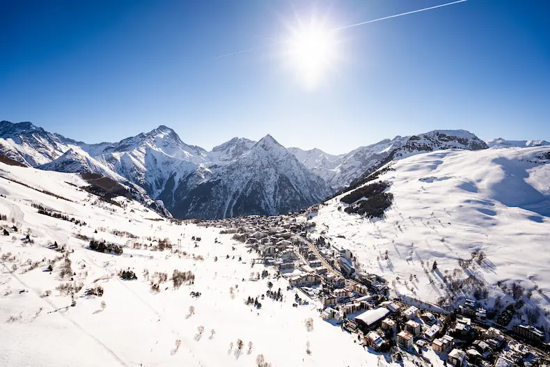 Skiën in Les Deux Alpes (skigebied Les 2 Alpes): informatie en aanbiedingen 3 In Les 2 Alpes liggen aan beide kanten van het dorp skipistes. Daardoor verspreidt de drukte zich snel. © Luka Leroy / Les 2 Alpes