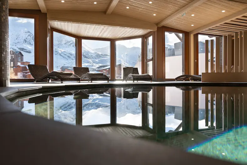 4 * Chalet-appartement Montagnettes L'Oxalys aan de piste in Val Thorens 2 De wellness en het zwembad van Montagnettes L'Oxalys zijn in 2023 vernieuwd. © Studio Bergoend / Montagnettes Group