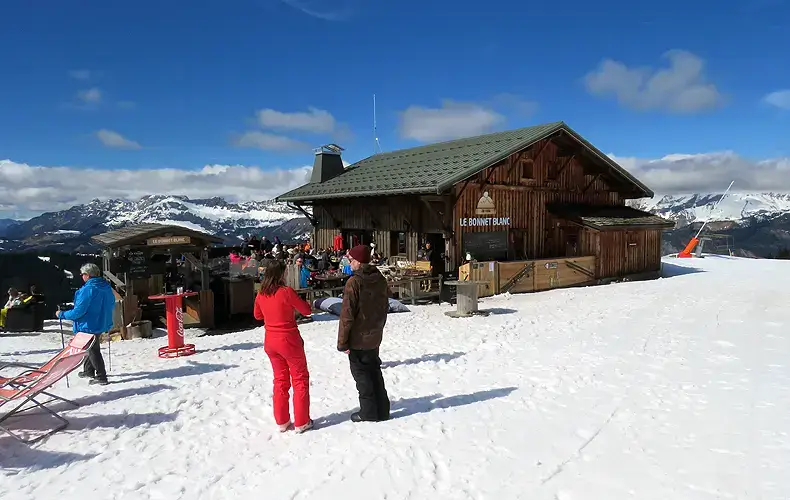 Pistenrestaurant Le Bonnet Blanc in Notre Dame de Bellecombe. © Nico van Dijk / WintersportFrankrijkGids.nl