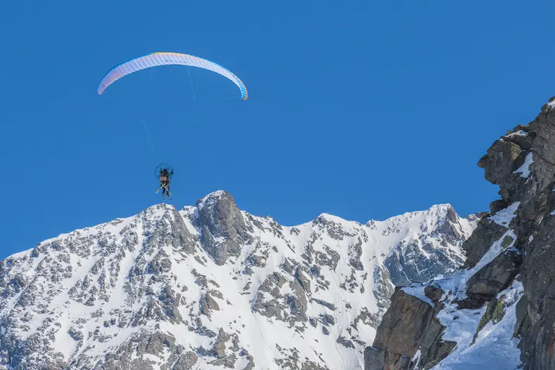 Dit zijn de 20 leukste activiteiten in Val Thorens 7 Ga paragliden, met een ultralight vliegen of vlieg met een 'paramoteur' langs de bergtoppen in Val Thorens. © C. Cattin. / OT Val Thorens