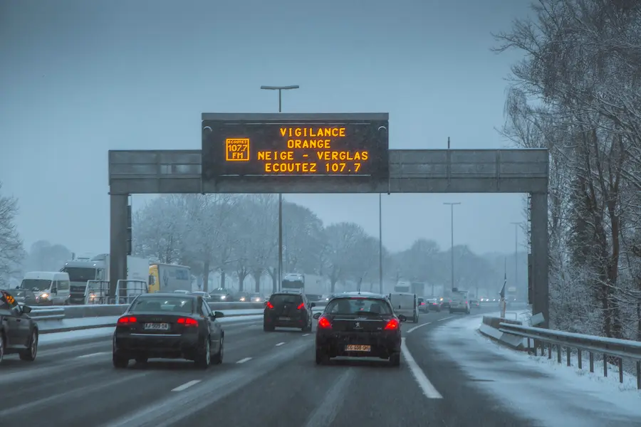 Wegbeheerders zoals Sanef hebben hun eigen radiostations, die vaak te vinden zijn op 107,7. Via die radiostations krijg je file berichten en andere reistips. ©  Sanef Group.