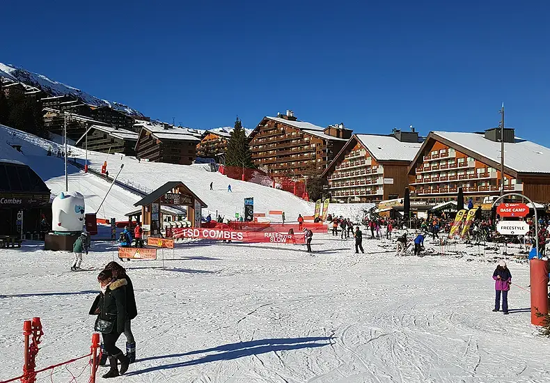 Veel appartementen in Méribel-Mottaret zijn ski in, ski out. Ze liggen direct aan de piste of aan het sneeuwplein van Méribel-Mottaret. © Wintersportfrankrijkgids.nl