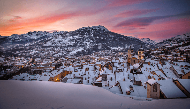 Skigebied Briançon biedt je twee vakanties tegelijk: een skivakantie en een stedentrip © Serre Chevalier Vallée Briançon / Jonathan Dupieux.