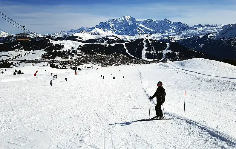 Vanaf diverse pistes in Espace Diamant heb je een mooi uitzicht op de Mont Blanc. © Nico van Dijk / WintersportFrankrijkgids.nl