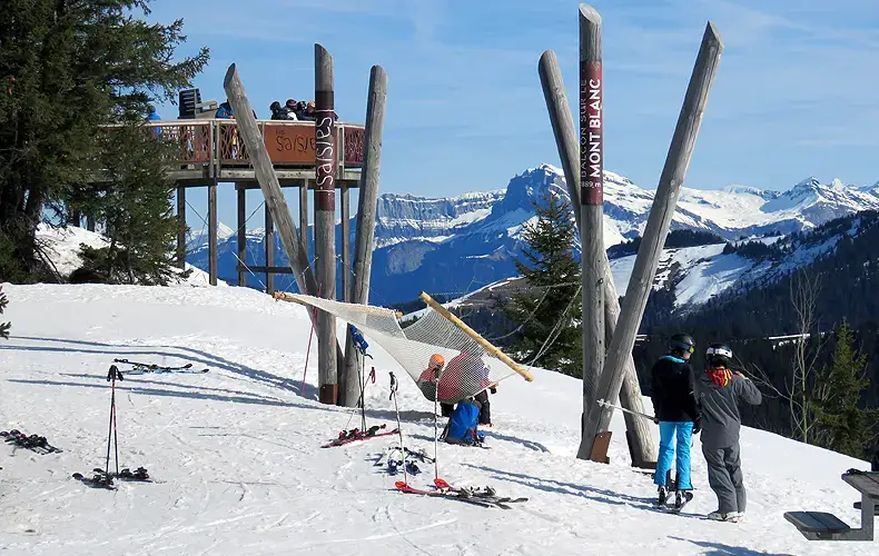 De Chard du Beurre is een centraal punt in skigebied Les Saisies van waaruit je door kunt skiën naar de rest van skigebied Espace Diamant. Hier is ook een uitzichtpunt met een picknickplek. © Nico van Dijk / WintersportFrankrijkgids.nl