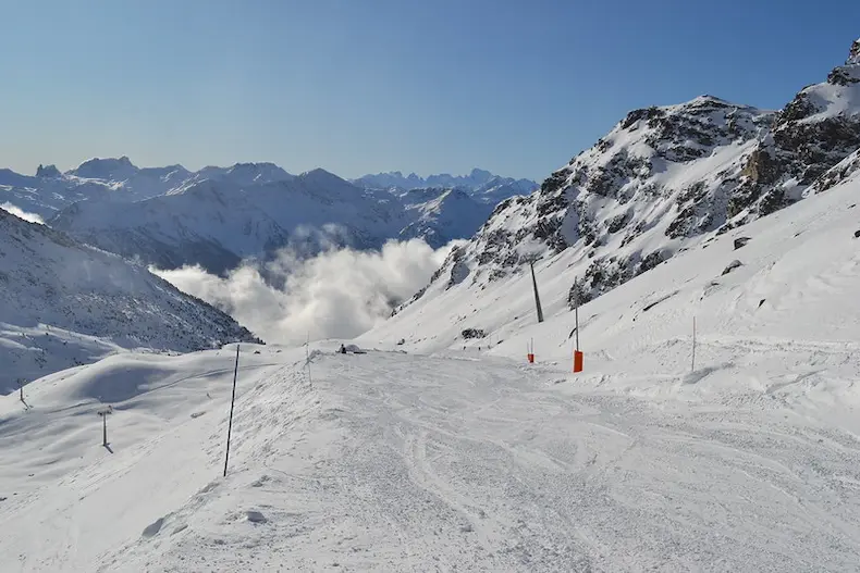 Skigebied Orelle: budgetvriendelijk skiën in het hooggebergte van Les Trois Vallées 4 Op de skipistes van Orelle ervaar je echt dat je in het hooggebergte skiet. © OT Orelle