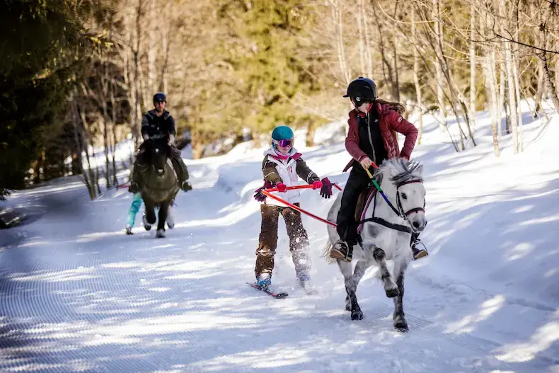Ski-joering, jezelf op ski's laten voorttrekken door een paard, is een van de leuke activiteiten in Mëribel. © Sylvain Aymoz / OT Méribel