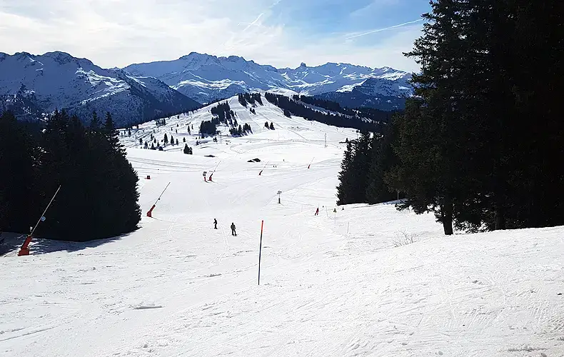 De blauwe Renard-piste is een van de vele kindvriendelijke pistes op de flanken van La Légette en de Chard du Beurre. © Nico van Dijk / WintersportFrankrijkgids.nl
