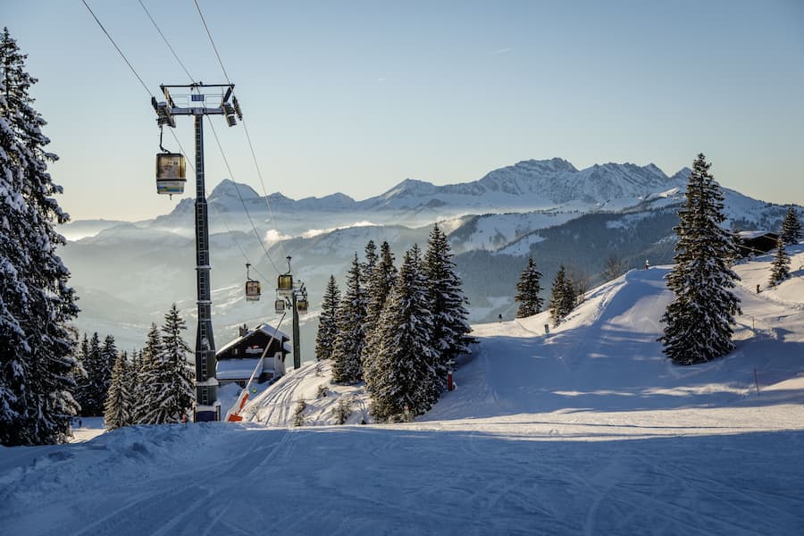 Veel pistes in skigebied Megève liggen beschut tussen de bomen. © Megève Tourisme / Simon Garnier
