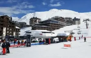 Aan het sneeuwplein in Tignes Val Claret liggen veel ski in ski out hotels. © Wintersportfrankrijkgids.nl