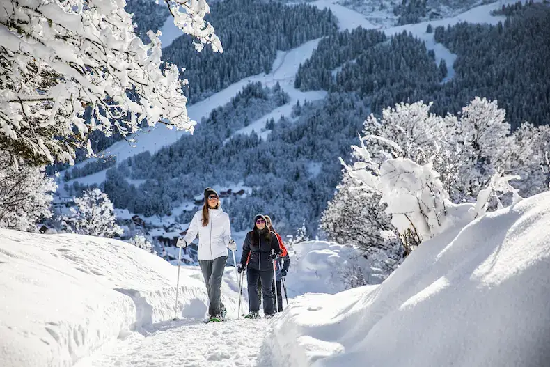 Het Plan de Tuéda is een natuurgebied pal naast Méribel-Mottaret. Je kunt hier sneeuwschoenwandelen, langlaufen en wandelen over geruimde paden. © Sylvain Aymoz / OT Méribel