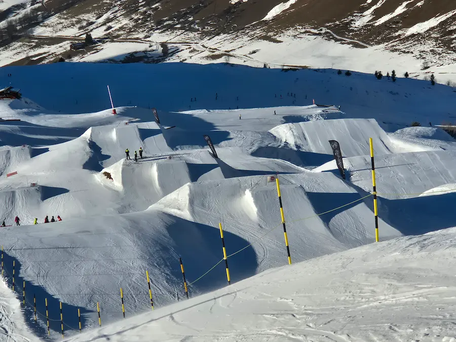 Skiën in Le Grand Bornand: Skigebied in het Massif des Aravis met 90 km pisten 4 Skigebied Le Grand Bornand heeft een groot snowpark met een big airbag. © WintersportFrankrijkGids.nl