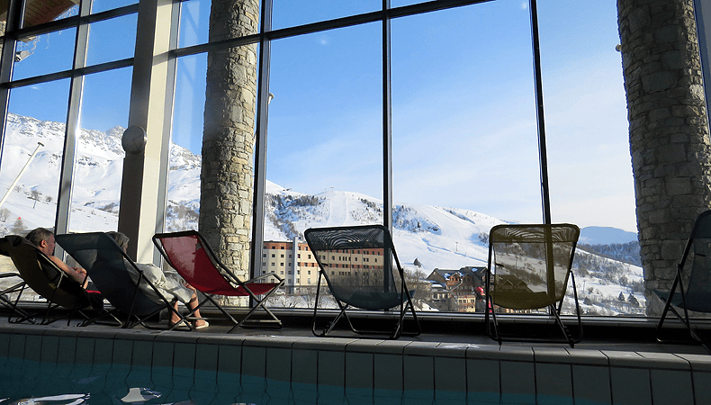 Vanuit het Centre de Balnéothérapie heb je prachtig uitzicht op de pistes van Saint Françcois Longchamp. © WintersportFrankrijkGids.nl