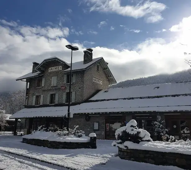 Aime la Plagne heeft een treinstation waar ook de Eurostar Snow en de TGV stoppen. Je kunt dus prima met de trein naar La Plagne op wintersport © Séverine Gonthier