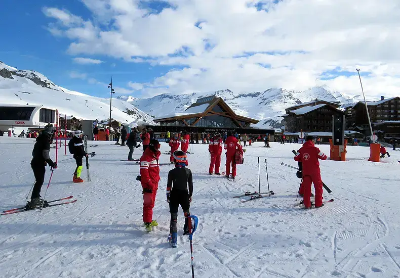 Het sneeuwplein in Tignes 2100 is de grote verzamelplaats van de skischolen in Tignes Le Lac. © WintersportFrankrijkGids.nl