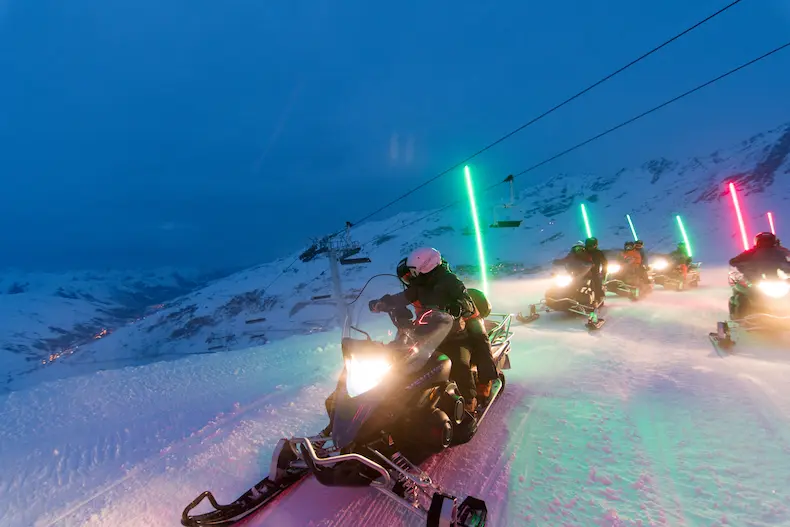 Dit zijn de 20 leukste activiteiten in Val Thorens 4 Ga met vrienden 's avonds op de sneeuwscooter over de pistes in Val Thorens. © T. Loubere / OT Val Thorens
