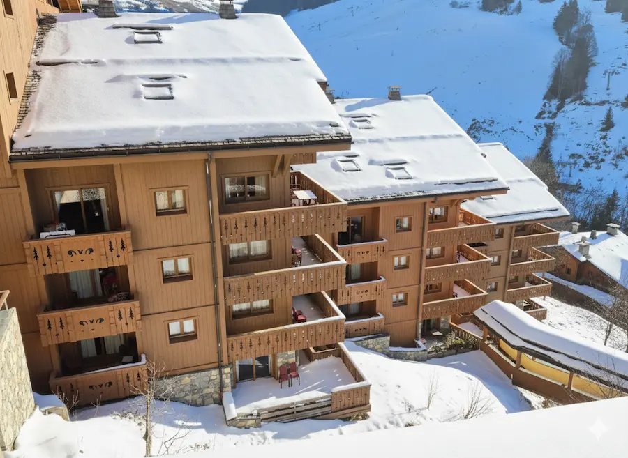 De appartementen in CGH Résidence Le Village de Lessy in Le Grand Bornand Chinaillon zijn verdeeld over verschillende gebouwen die tegen de helling aan zijn gebouwd. © WintersportFrankrijkGids.nl