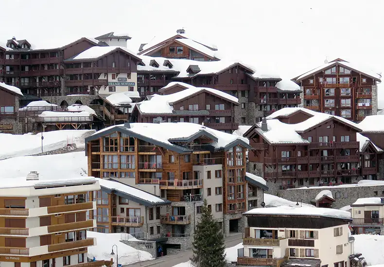 De luxe hotels en appartementen van Village Montana in de wijk Lac Almes vormen een dorp in het dorp. © WintersportFrankrijkGids.nl