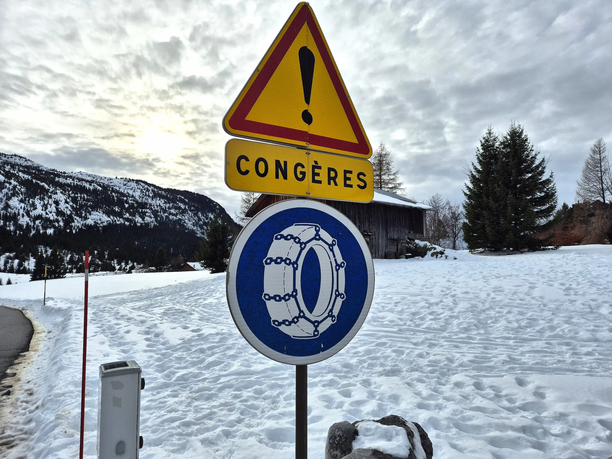 Zo kies je goede kwaliteit sneeuwkettingen voor de Franse Alpen 1 Pas op voor sneeuwhopen, zegt dit bord. In Frankrijk zijn winterbanden en sneeuwkettingen in de wintermaanden verplicht in de Jura en de Alpen. © Wintersportfrankrijkgids.nl