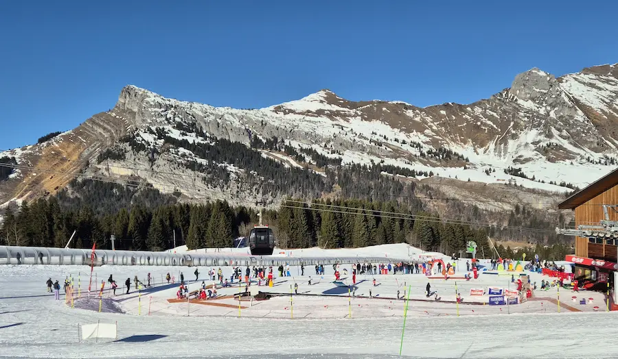 Skiën in Le Grand Bornand: Skigebied in het Massif des Aravis met 90 km pisten 5 Bij het bergstation van de Rosay-gondel, die uit Le Grand Bornand Village komt, ligt een groot oefengebied. Aan de andere kant van de lift ligt een zonnig plateau met 2 restaurants. © WintersportFrankrijkGids.nl