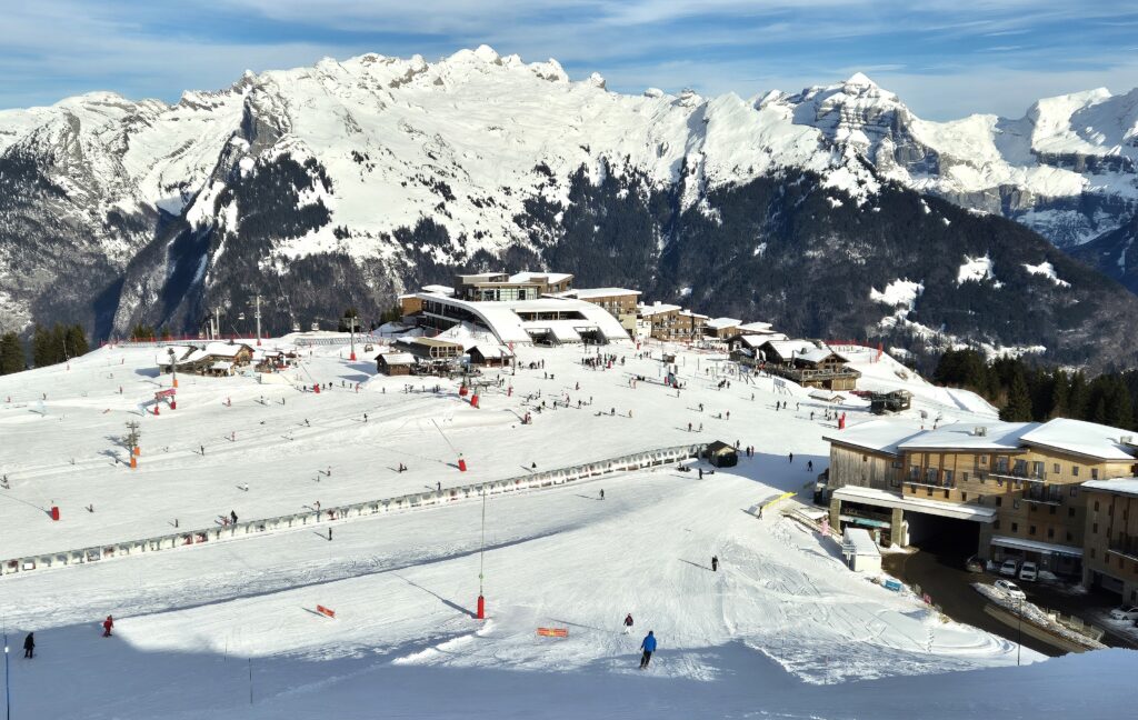 Op de 2.118 meter hoge Tete des Saix bij Samoëns ligt een groot oefengebied en enkele hotels. © WintersportFrankrijkGids.nl
