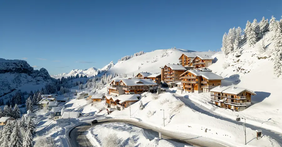 Wintersporten in Frankrijk: 3 heerlijke vakantieparken in de Franse skigebieden 2 Ga op wintersport in een vakantiepark in de Franse Alpen, zoals Dormio Resort Les Portes du Grand Massif in Flaine © Dormio Resorts