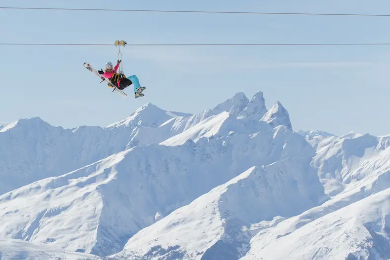Dit zijn de 20 leukste activiteiten in Val Thorens 2 Op zoek naar leuke activiteiten in Val Thorens? De zip-line tussen Orelle en de Colle de Thorens is de hoogste zipline van Europa. © C. Cattin / OT Val Thorens